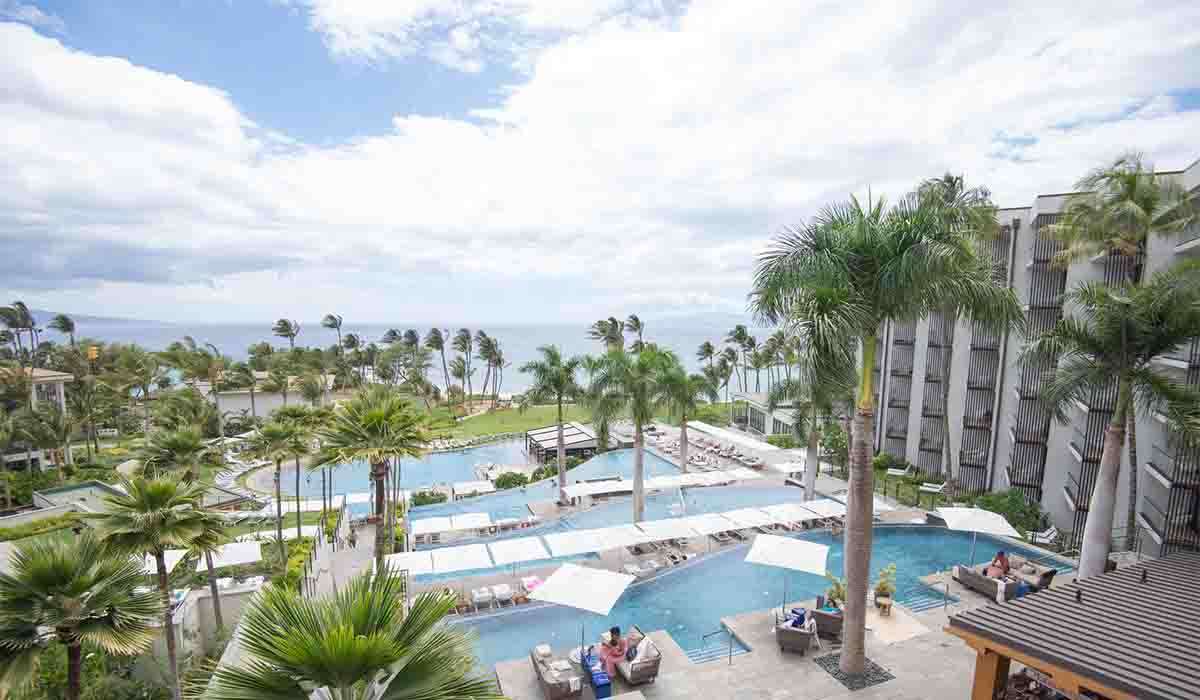 Top 10 Hawaiian Resorts 2024 - Scenic Beachfront Luxury Resort View